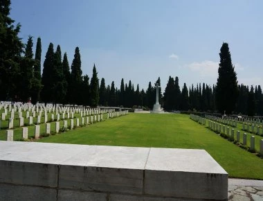 Αναρχικοί επιχείρησαν να βεβηλώσουν σερβικό στρατιωτικό νεκροταφείο στη Θεσσαλονίκη
